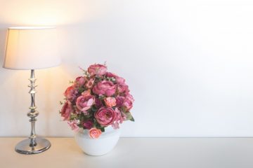 bordlampe-og-en-blomst